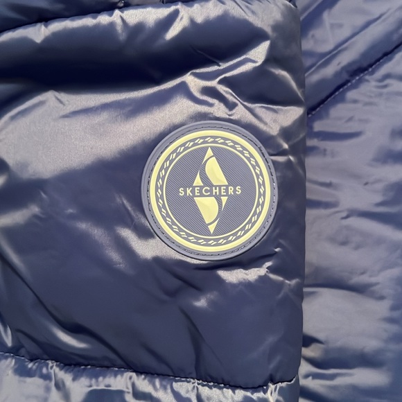 Chic & Bold: Trendsetting Puffer Jacket in a Unique Hue - Picture 4 of 9